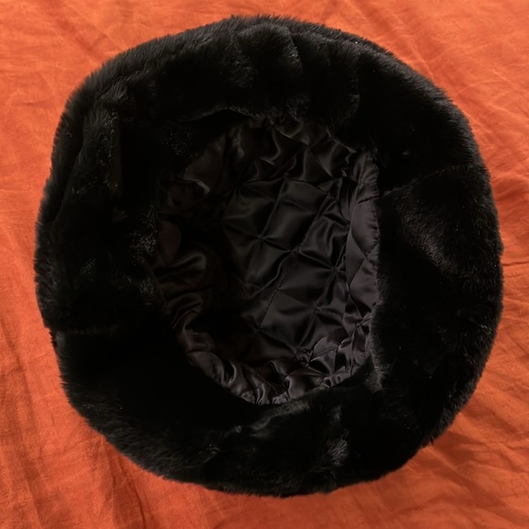 Black fluffy bucket hat - Picture 4 of 4